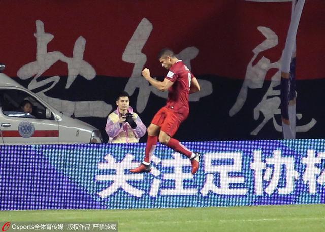 一战后，为强逼北洋当局签订不服等公约，日本黑龙会派人假扮猎盟会悍将萧乾，掠取毒药“凤凰雪”，筹办在边城开释，以苍生生命要挟当局。真萧乾为自证清白，一路与猎盟会破坏日本人的诡计，守护了国度平安。